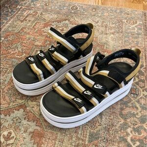 Women’s Nike Air Max Platform Sandal — size 9